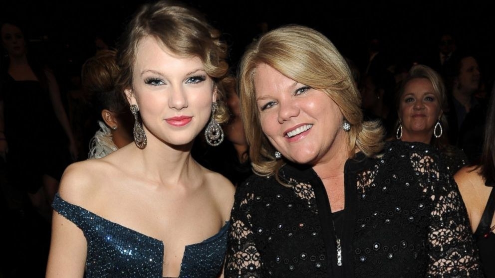 Taylor sitting next to her mother Andrea