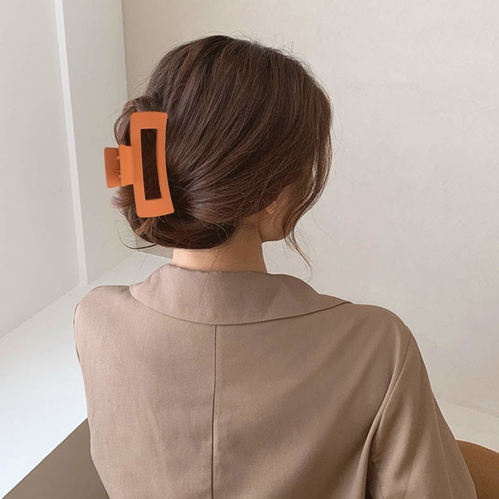 a model wearing an orange clip