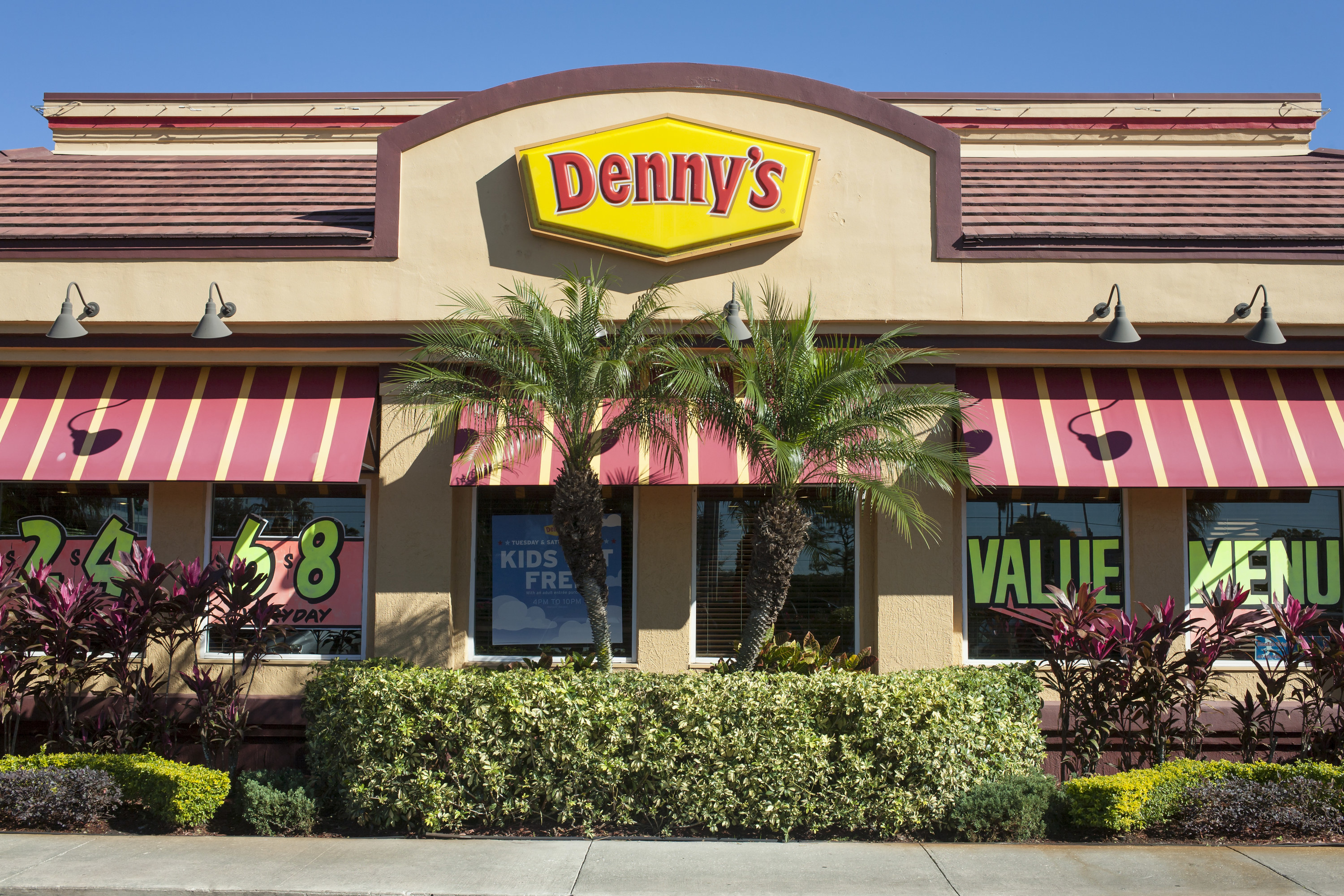 A Denny&#x27;s restaurant front