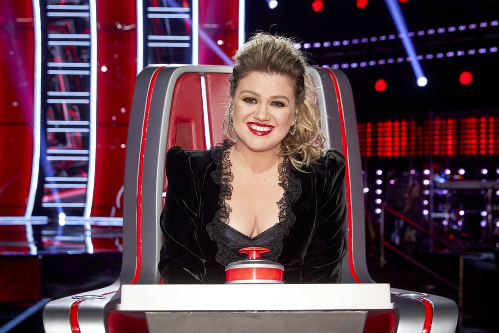Kelly Clarkson Tears Up Over Voice Performance Amid Divorce