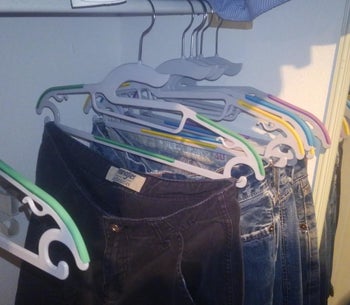 reviewer image of jeans hanging from their belt loops on Jeronic non-slip hangers