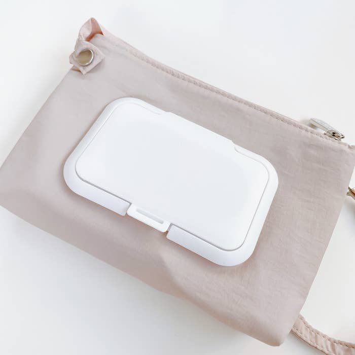 フランフランのオススメのグッズ「ヴォヤージュ ウェットティッシュ＆マスクポーチ」