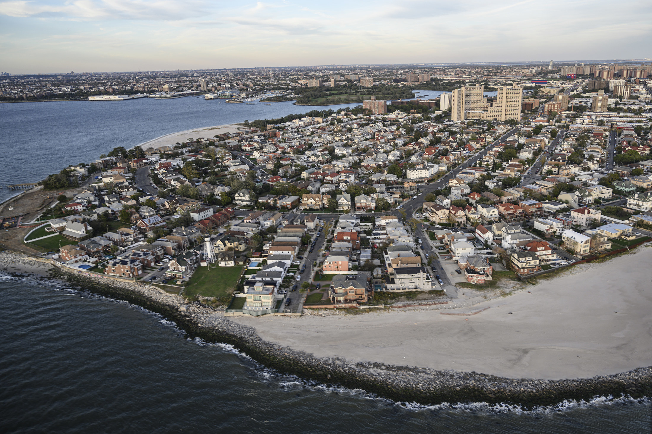 A large neighborhood right next to the shoreline