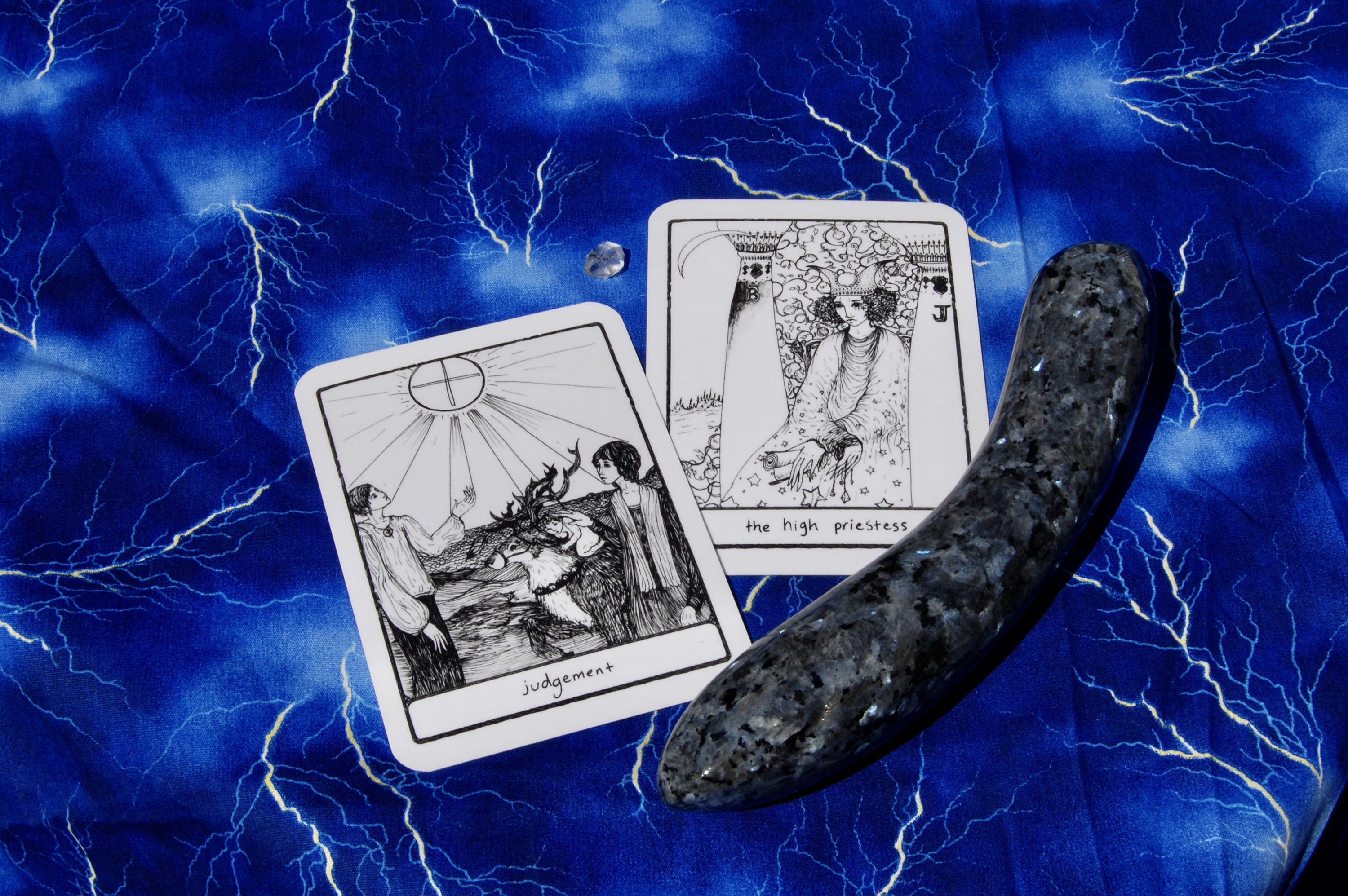 Photo of crystal dildo with two tarot cards (Judgement and the High Priestess), plus a tiny crystal