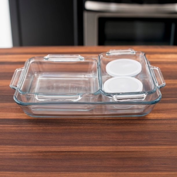 The set of glass baking containers