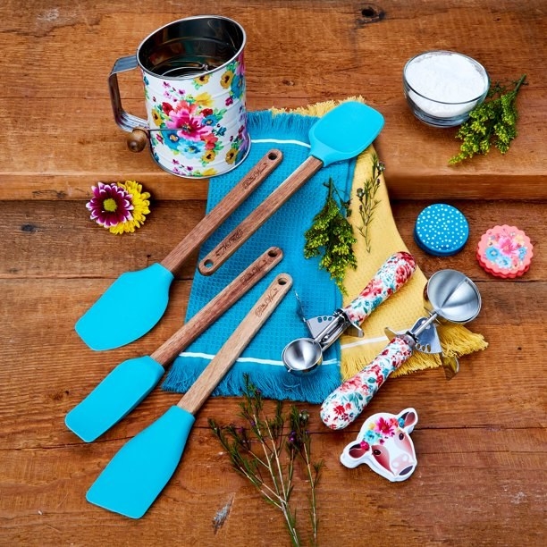 The baking set, which has brightly colored spatula surfaces and patterned scooper handles