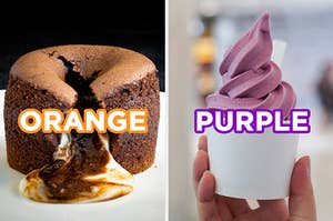 在左侧，一个标有“橙色”的熔融巧克力蛋糕，在右边，有人拿着一些混合的浆果冷冻酸奶标记为“紫色”