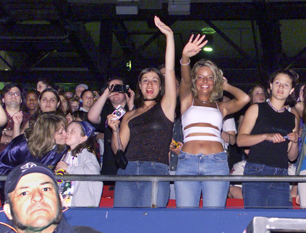 girls dancing at a concert