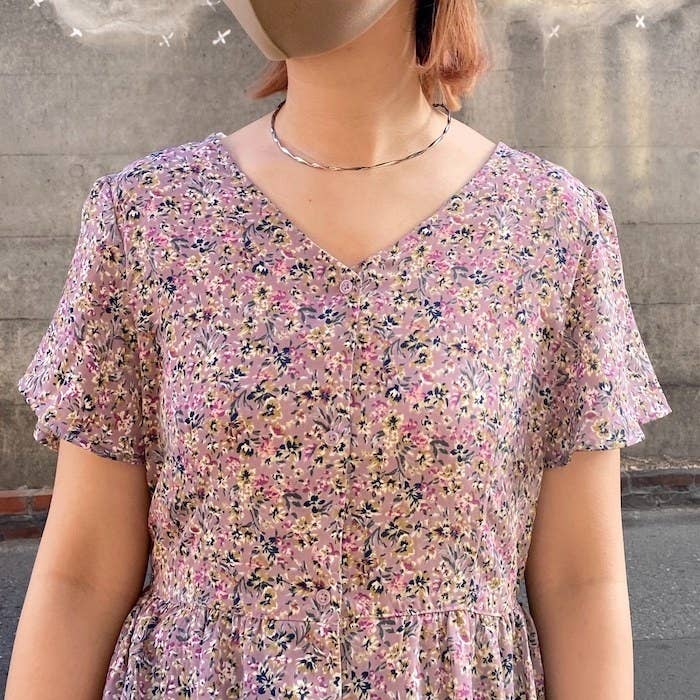 レトロな花柄にときめく Guの 2490円ワンピース は後ろ姿までかわいいんです