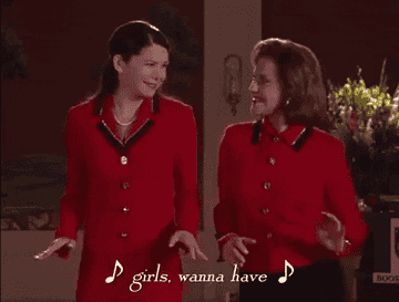 Lorelai和艾米丽从“Gilmore Girls"在游行服装跳舞,女孩只是想FUn"