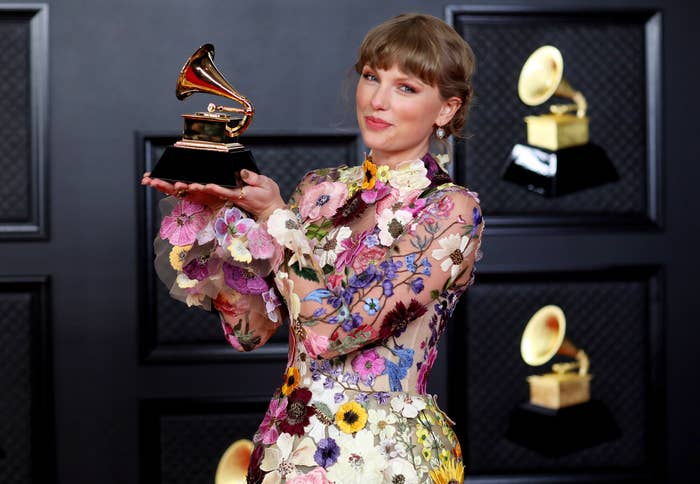 Taylor holds up her Grammy