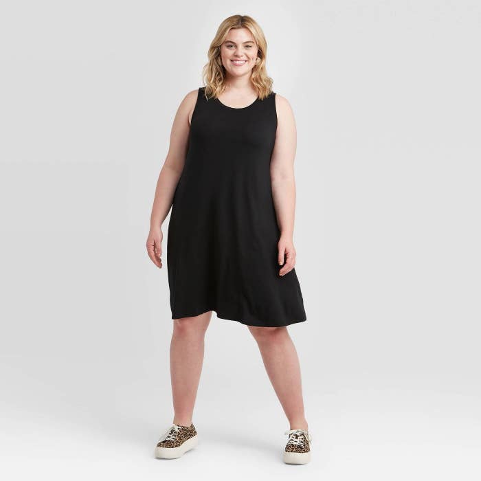 model wearing the knee-length black dress