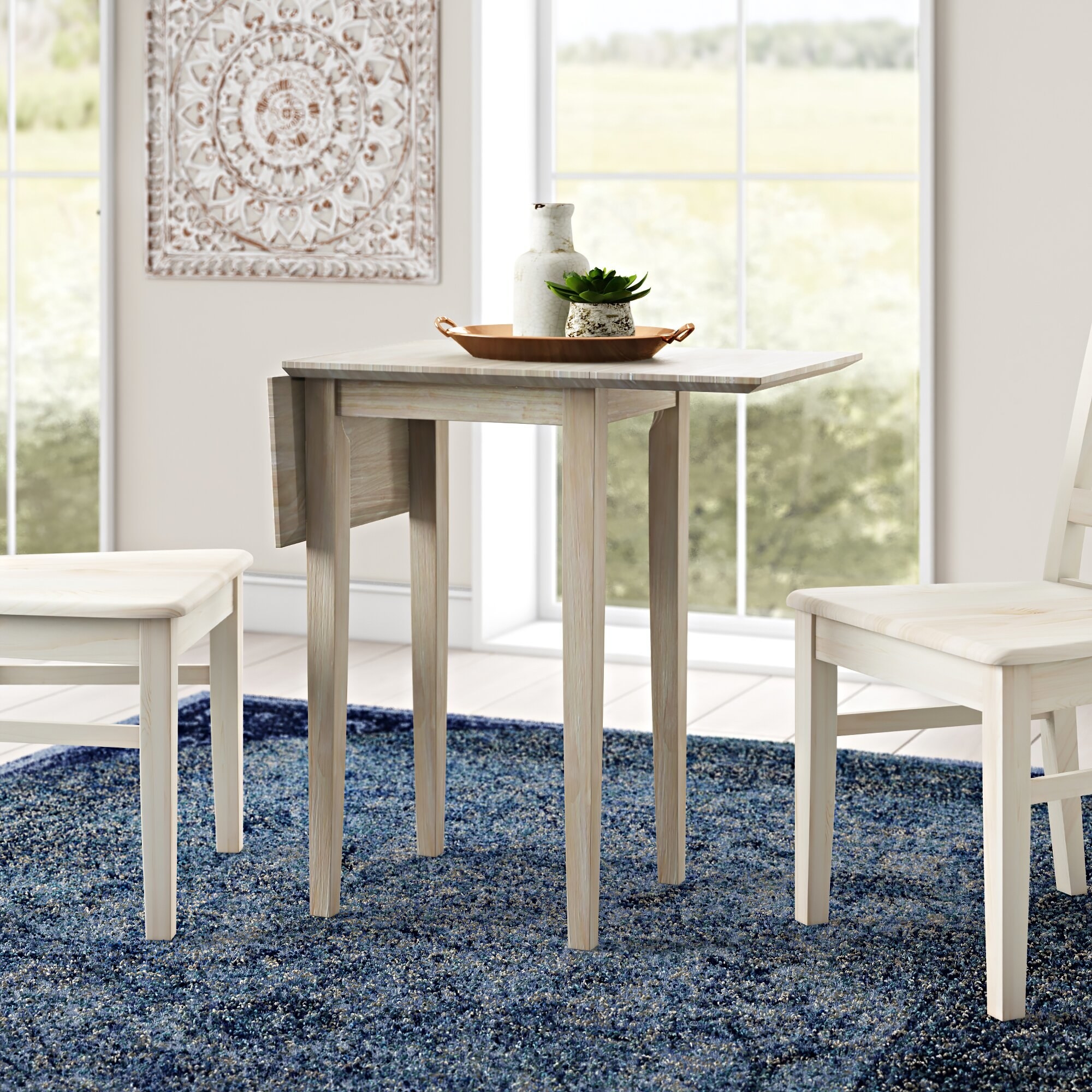 与椅子的白色和灰色桌在地毯