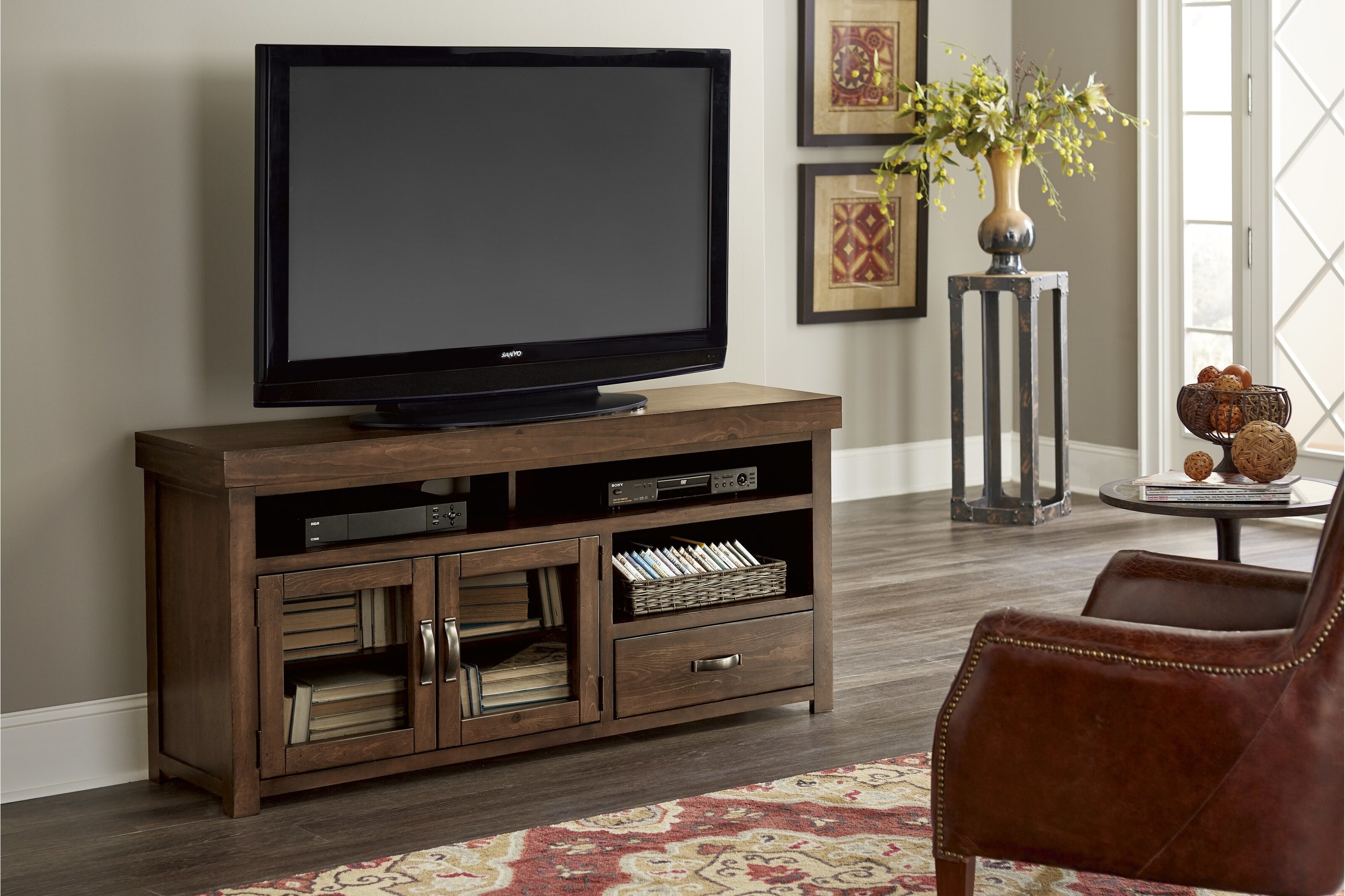 客厅里有木制的电视支架和电视和椅子
