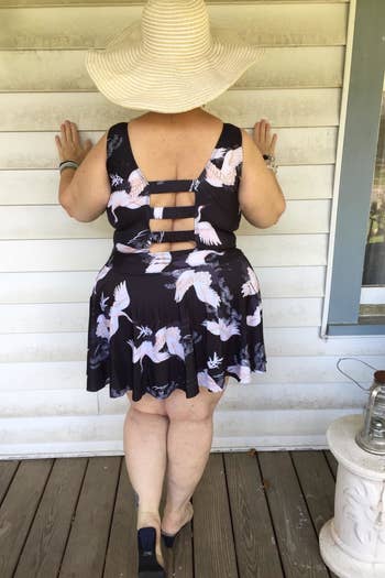 Reviewer wearing the black and white crane print version, shown from the back to reveal a thick stappy detail