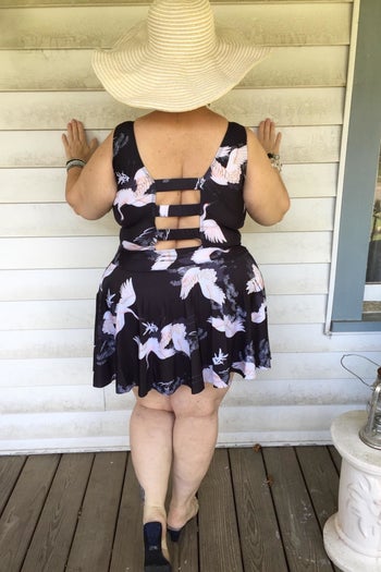 Reviewer wearing the black and white crane print version, shown from the back to reveal a thick stappy detail