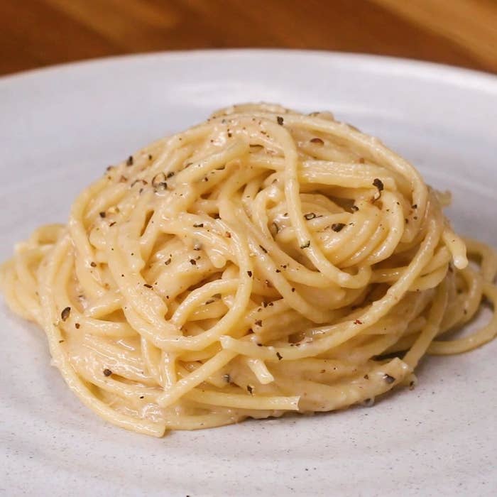 A plate of twirled spaghetti cacio e pepe.