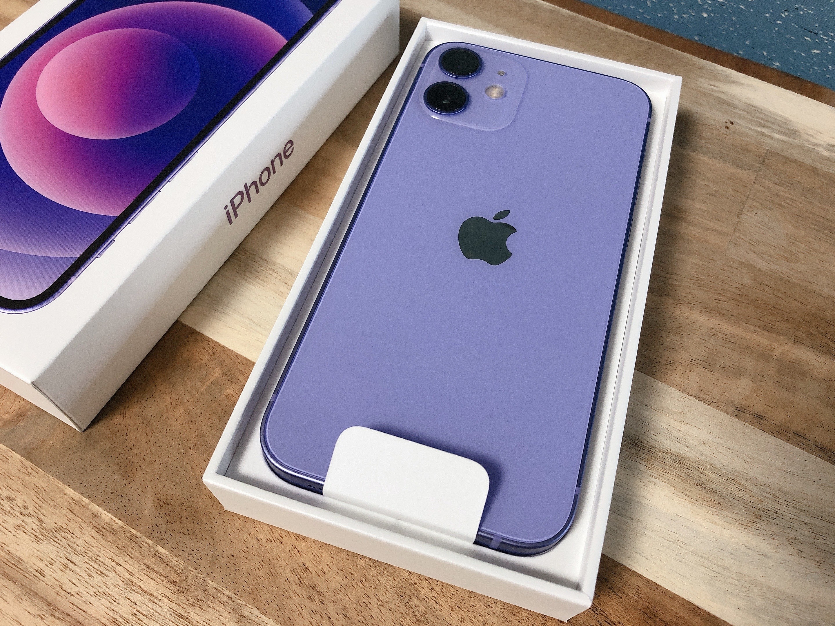 iPhoneの新色は上品なのにかわいいパープル！これはスマホケース