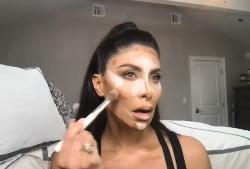 Lauren blending her fully contoured face