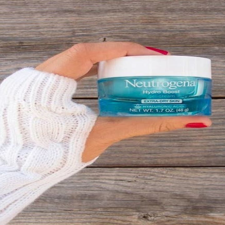 Reviewer holding bottle in hand