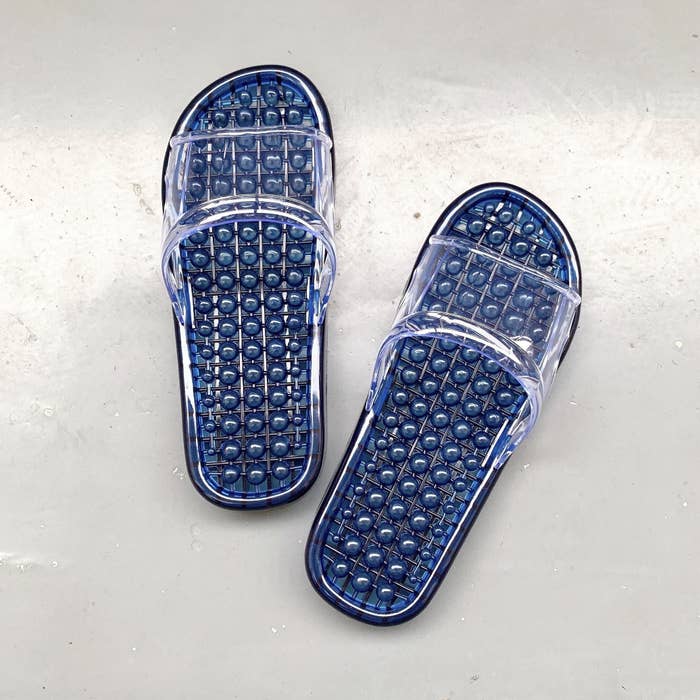 ベランダのサンダルに雨が溜まる 長年の悩みをニトリの 407円サンダル が解決してくれた