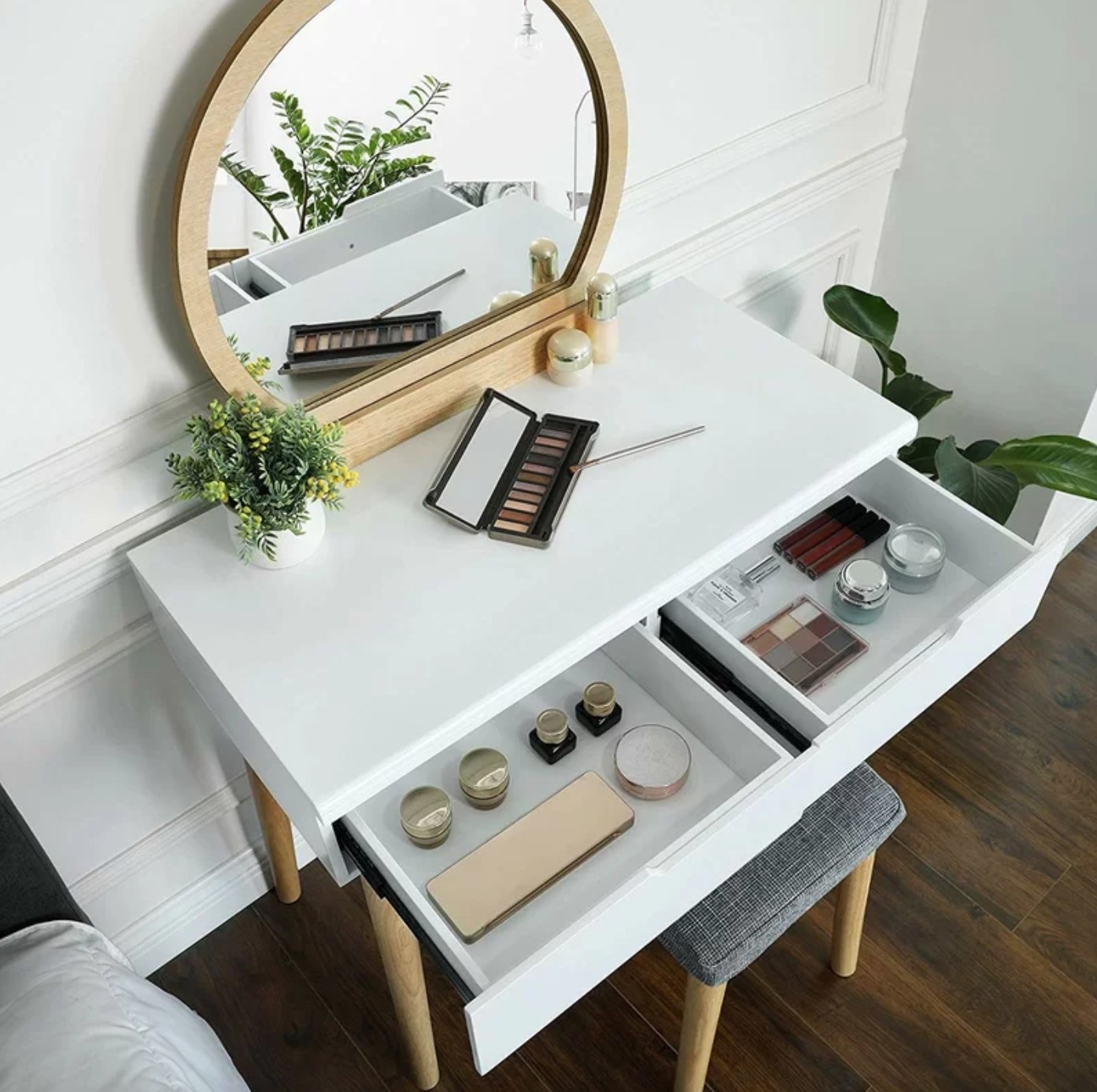 The vanity set with a stool and mirror in natural/ white