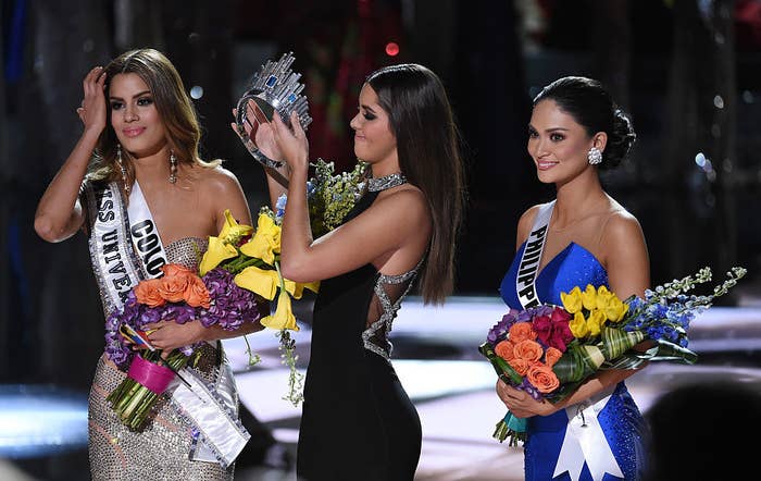(L-R) Miss Colombia 2015, Ariadna Gutierrez Arevalo, looks on as Miss Universe 2014 Paulina Vega removes her crown to give it to Miss Philipines 2015, Pia Alonzo Wurtzbach