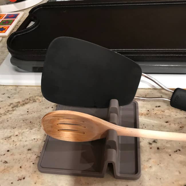 reviewer image of spatula and wood spoon resting on holder