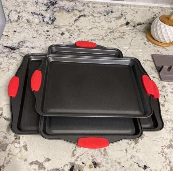 The three baking sheets with silicone handles 