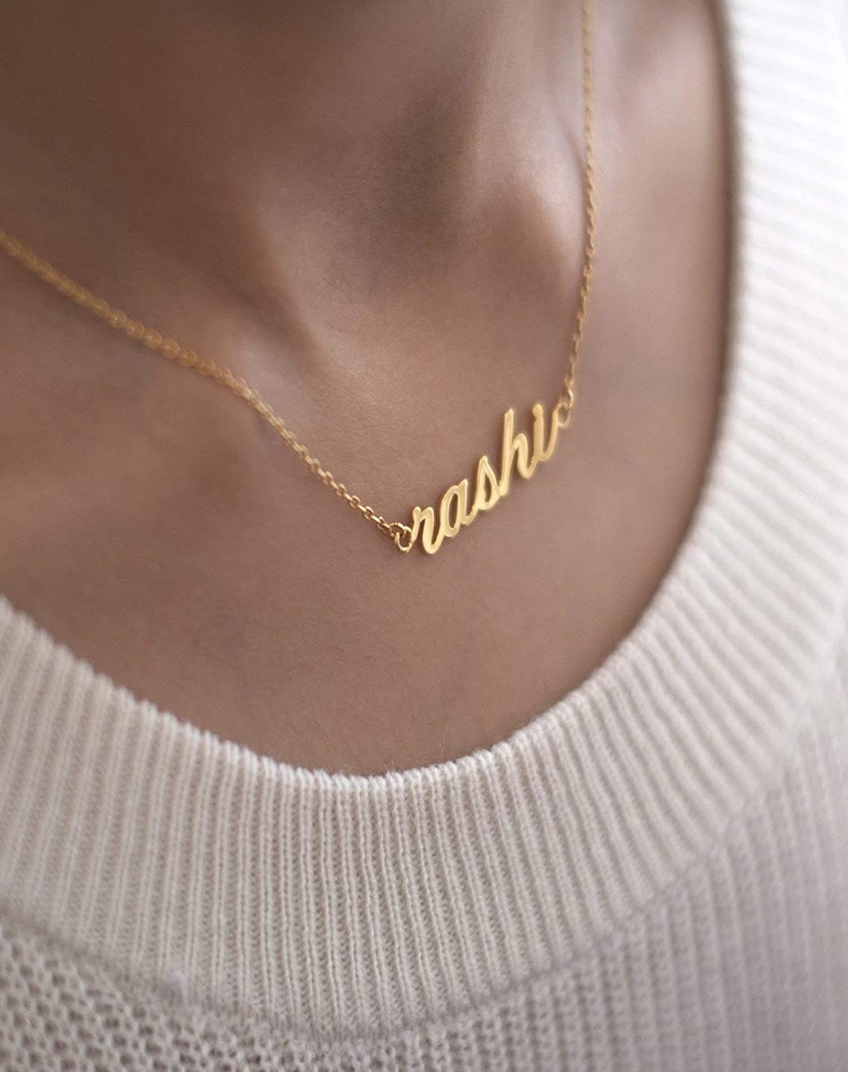 A gold-plated necklace customised with the name &#x27;Rashi&#x27;.