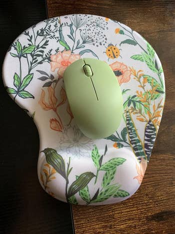 a reviewer's mint green mouse on a mousepad