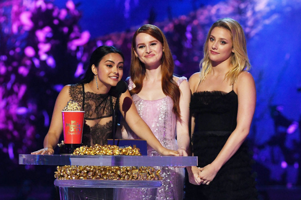 (唐森演员卡米拉·门德斯,Petsch Madelaine,丽丽莱因哈特说在舞台上在2018年MTV电影和电视奖项