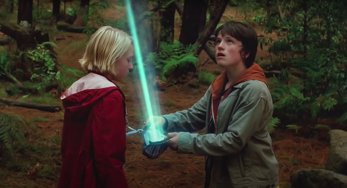 Leslie and Jess holding a light beam in &quot;Bridge to Terabithia&quot;