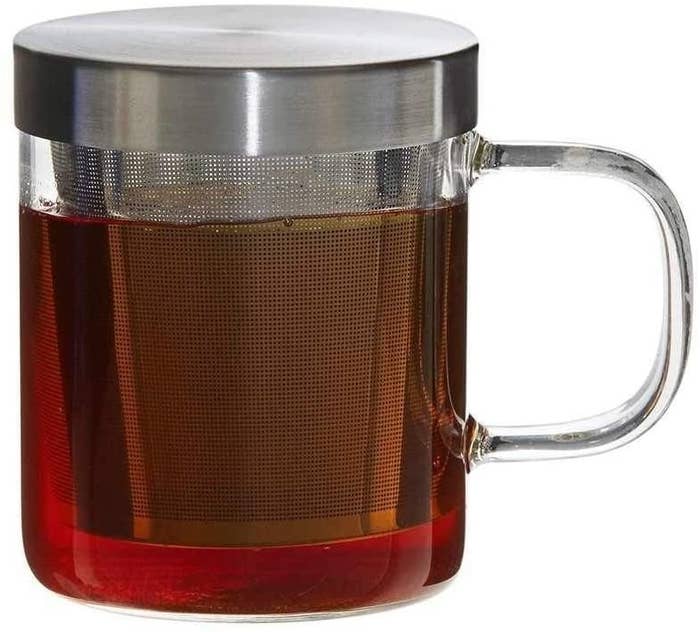 A tea infuser mug with tea in it 