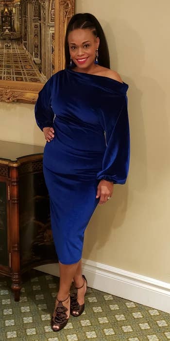 The midi dress with long slightly poofed sleeves in blue