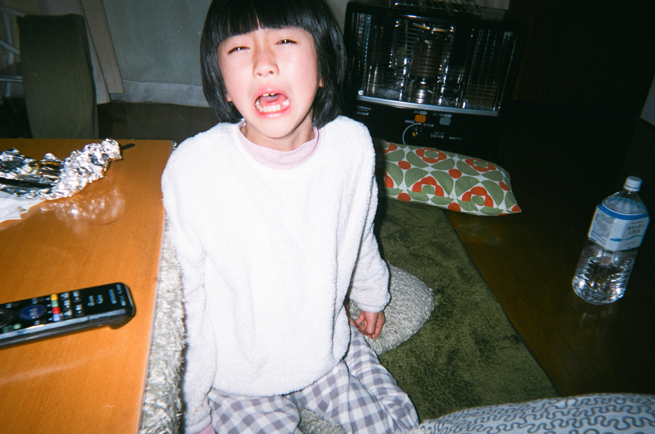 The photographer&#x27;s daughter crying in their living room