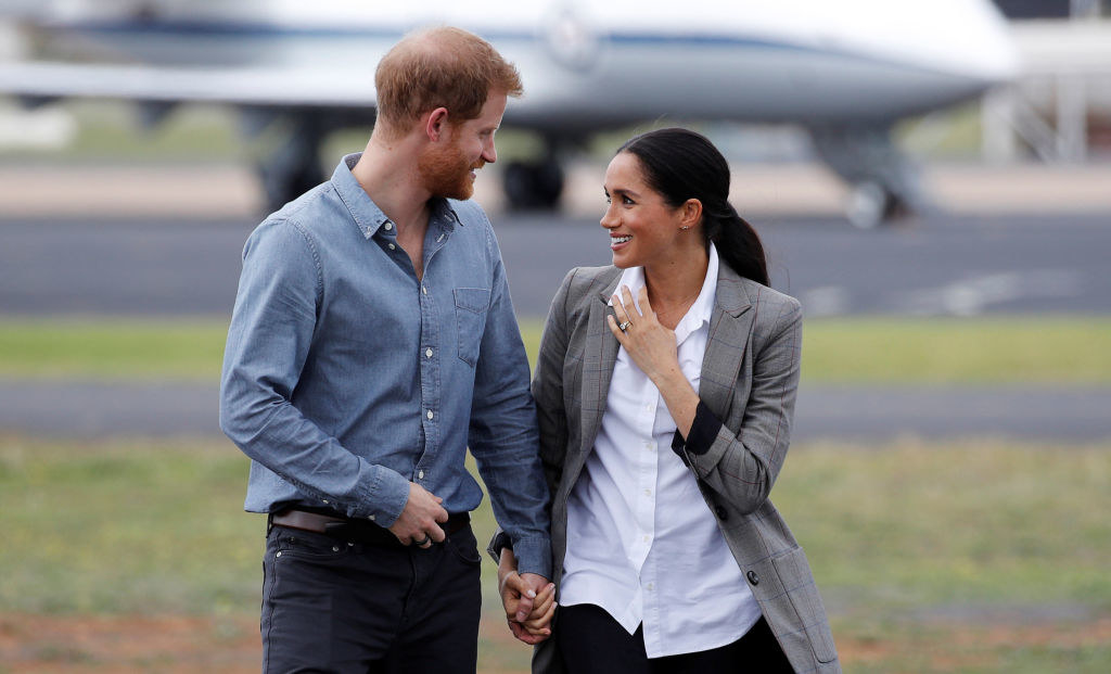 Prince Harry (L) and Meghan Markle arrive at Dubbo Airport 