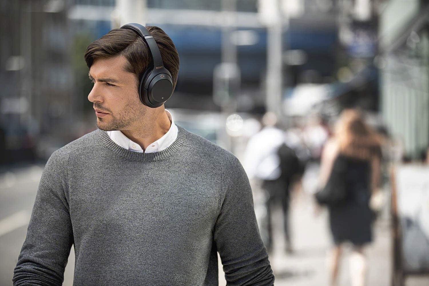 A man wearing the noise canceling headphones 