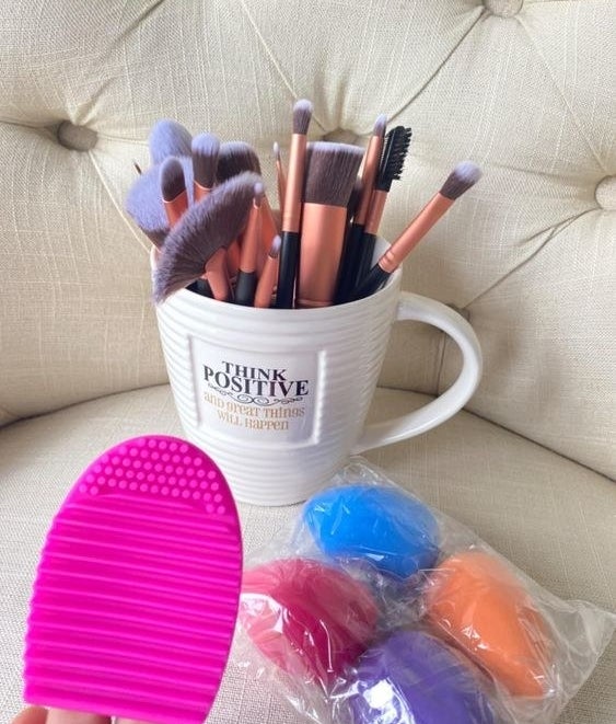 Reviewer&#x27;s picture of the brushes