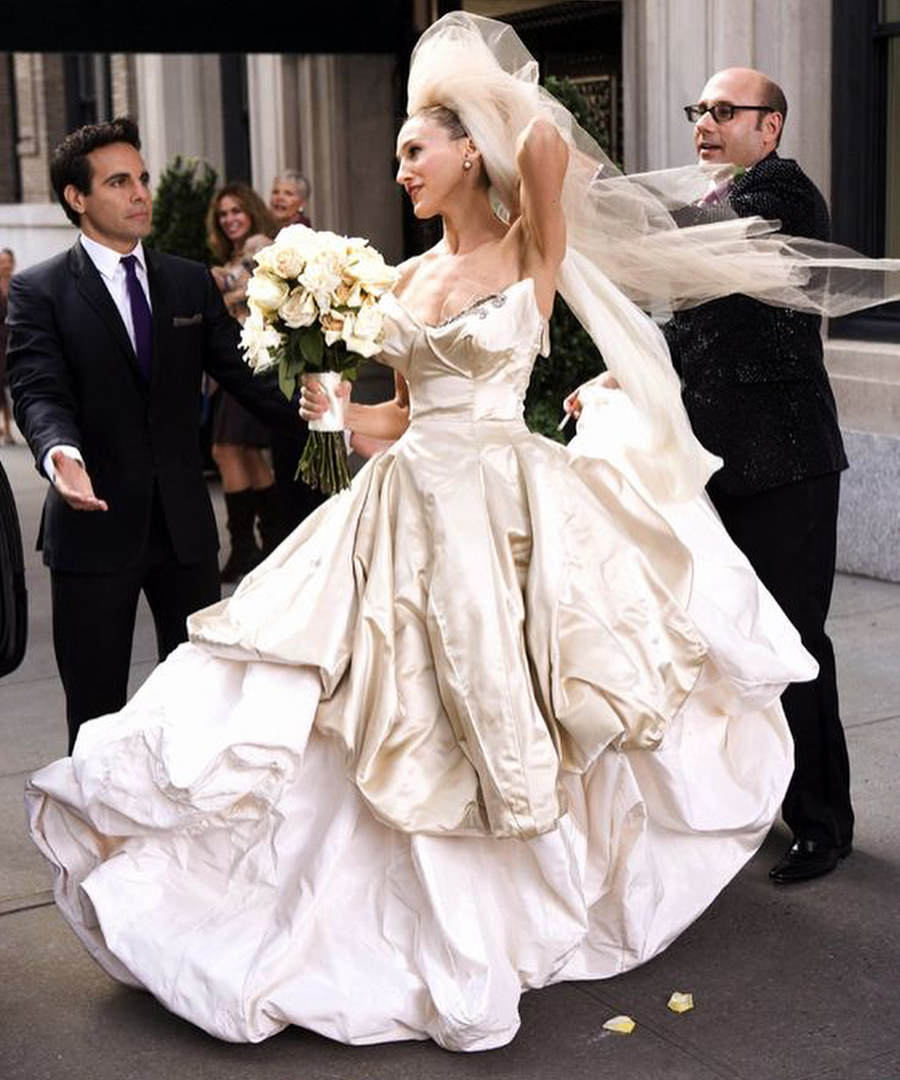 22 Carrie Bradshaw Outfits Ranked From Unique To Chic