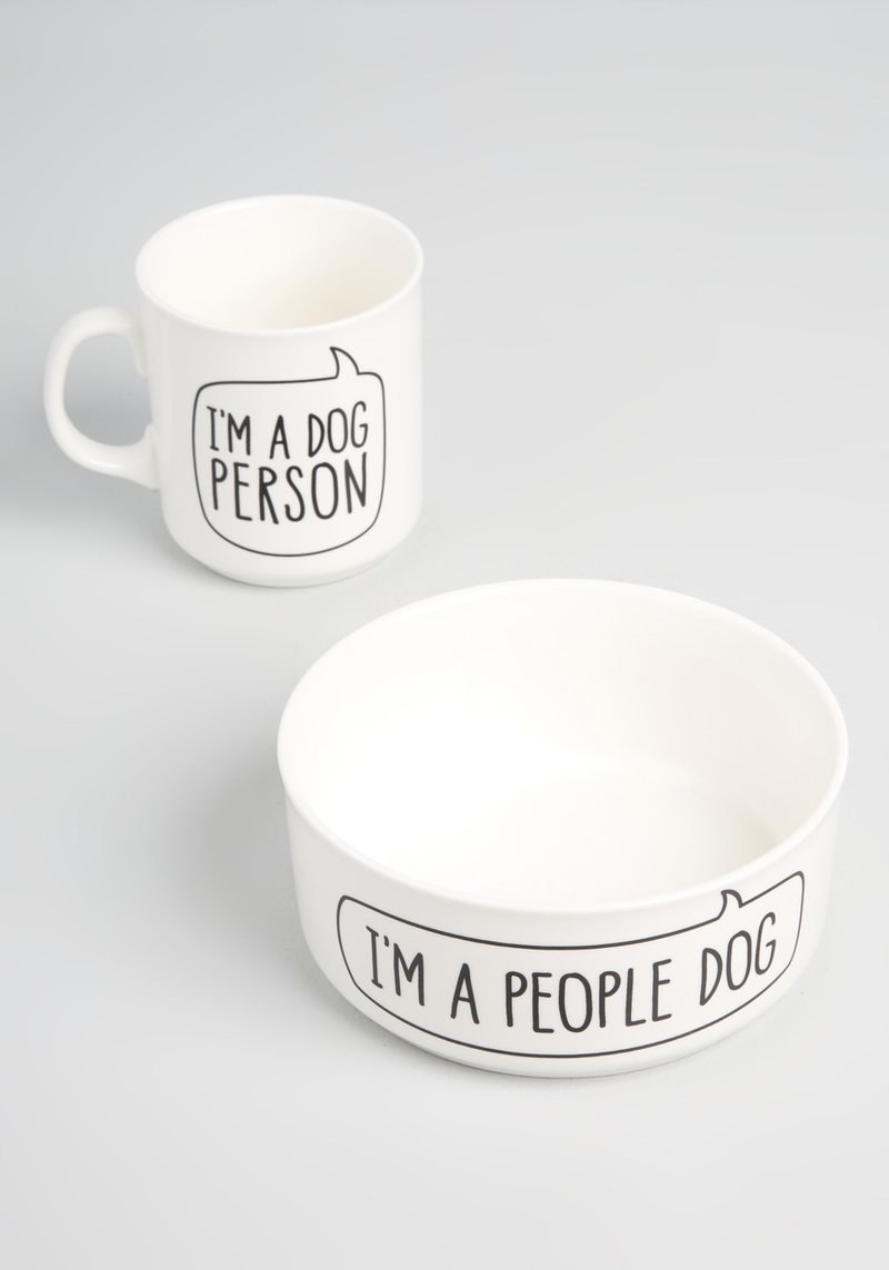 白色马克杯，上面有一个语音泡泡，上面写着“我是一个爱狗的人”;还有一个白色的带有气泡的碗，上面写着“我是一只人类狗”;＂class=