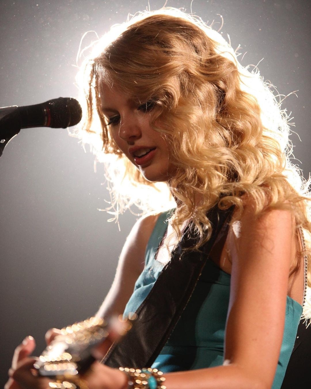 Taylor Swift playing guitar