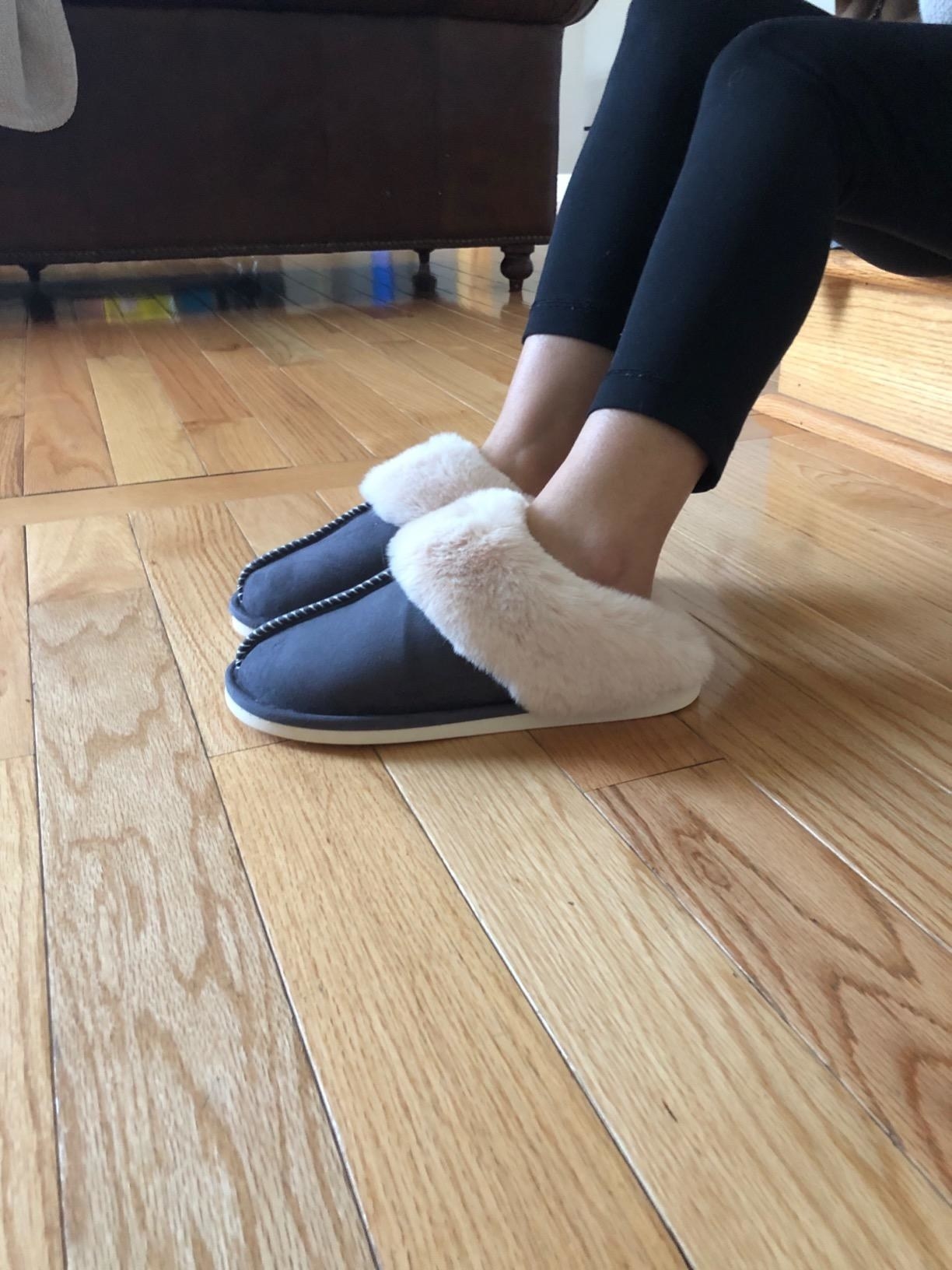 A reviewer wears the slippers in navy