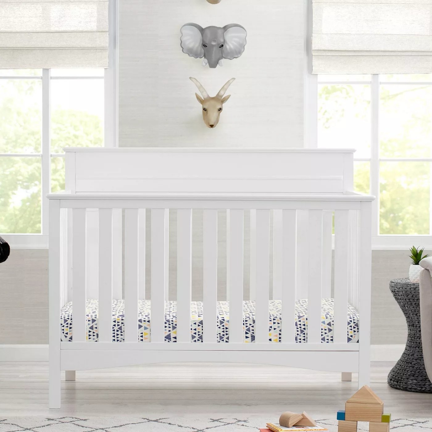 带有床头板的婴儿床，在育婴室中具有皇冠造型