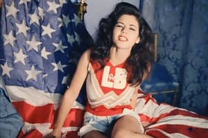 女孩坐在美国国旗