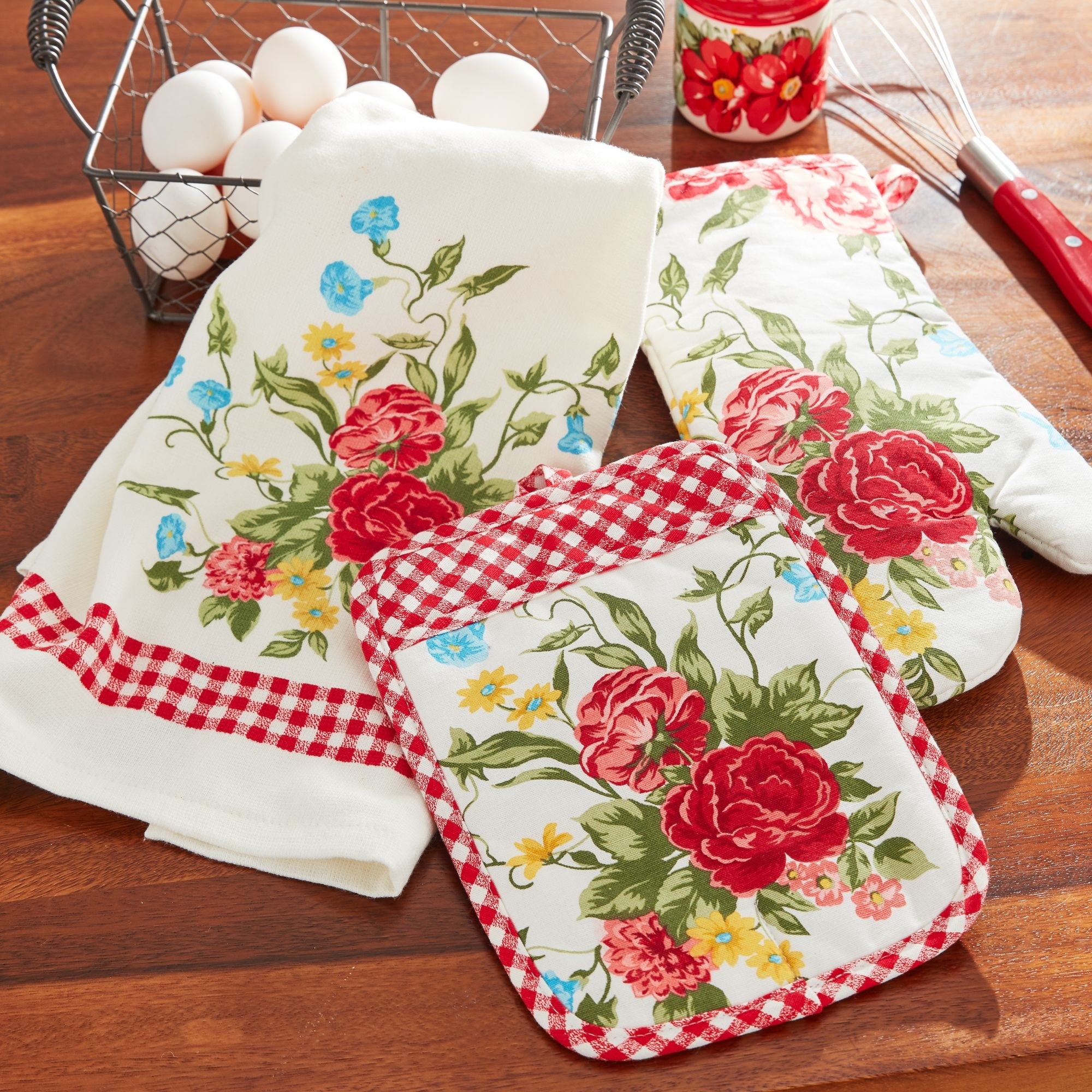 the floral pot holder, towel, and oven mitt