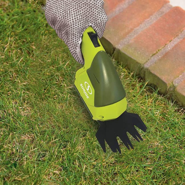 the handheld grass trimmer tool
