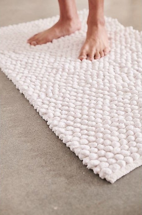 the white pebble tufted bath mat