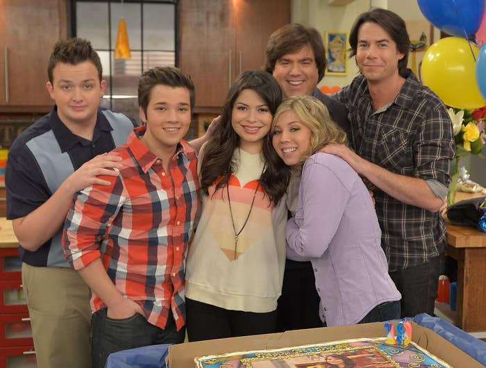 The iCarly cast poses together on set before the show ended