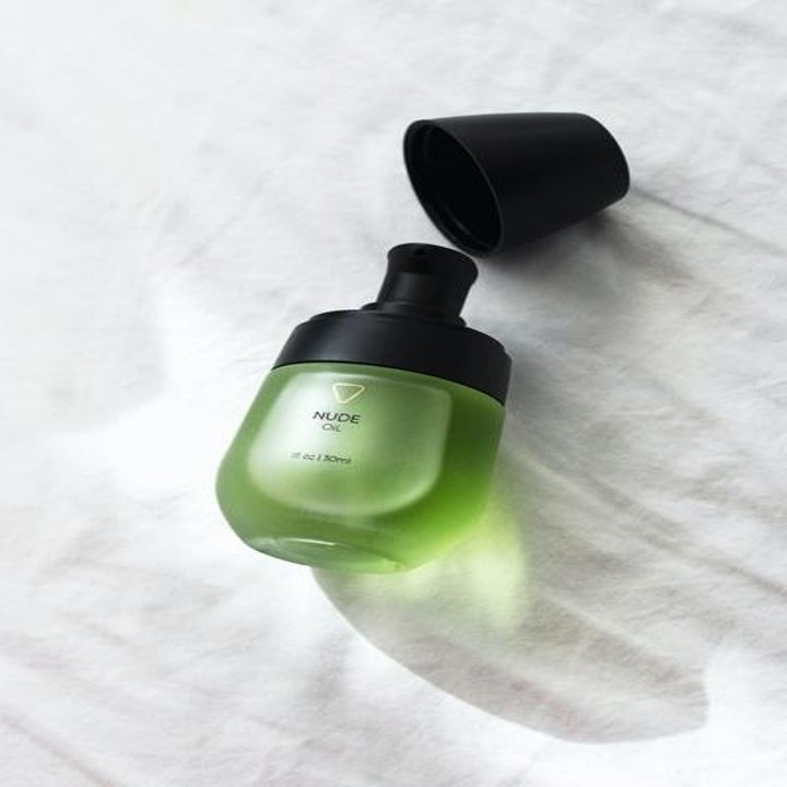 the bottle with the cap off, revealing a pump 